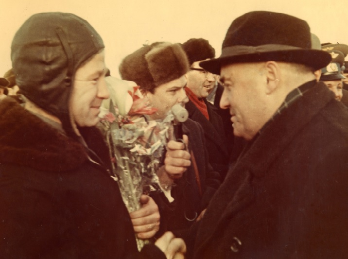 Встреча на космодроме после приземления С. П. Королёв и А. А. Леонов